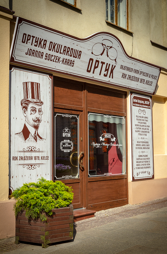 Kreatywny projekt witryny sklepowej stylizowanej na starodawną, Najstarszy Zakład Optyczny Soczek, Kielce