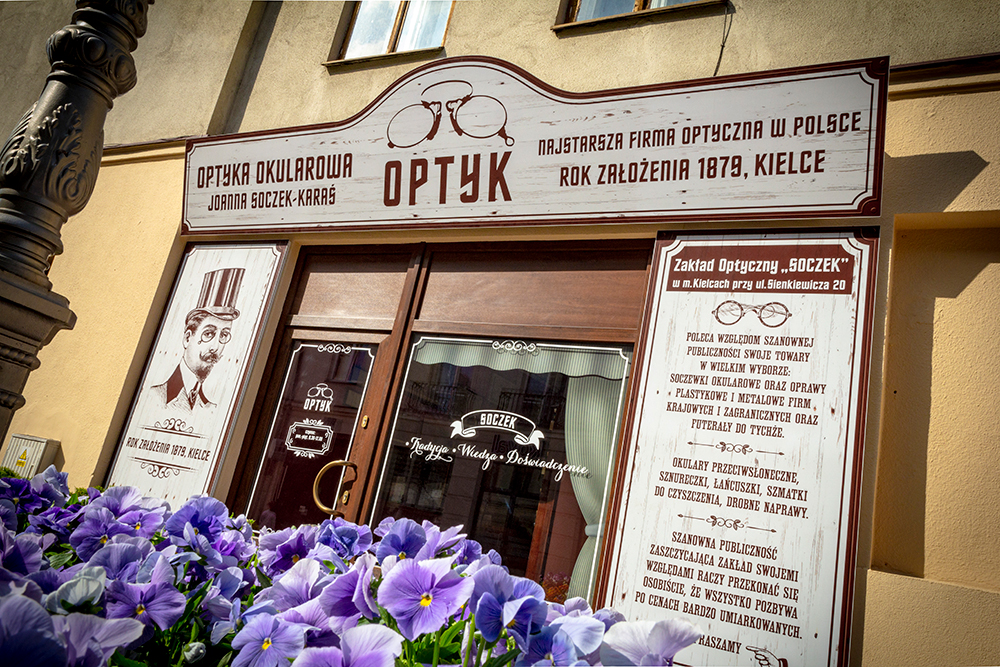 Kreatywny projekt witryny sklepowej stylizowanej na starodawną, Najstarszy Zakład Optyczny Soczek, Kielce